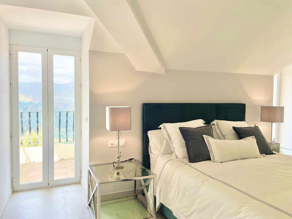 6 Bed Detached Villa in La Mairena