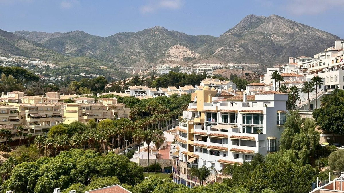 2 Bed Middle Floor Apartment in Benalmadena