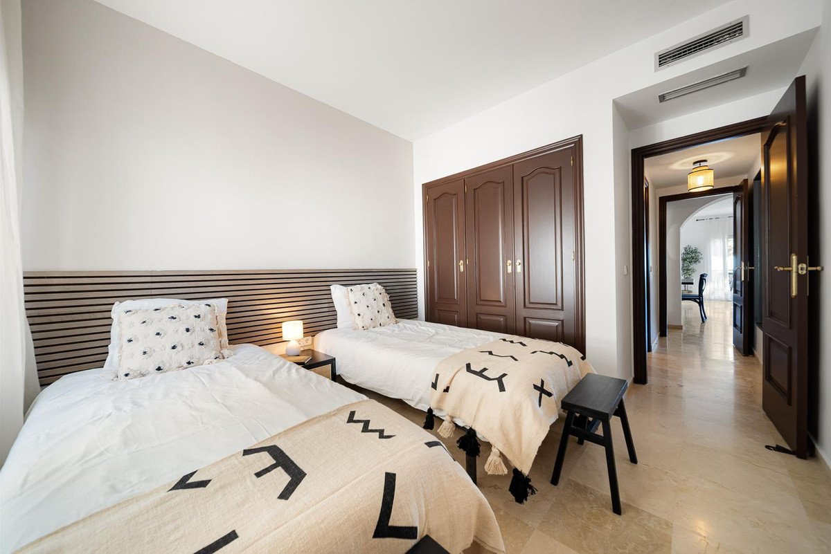 2 Bed Middle Floor Apartment in Nueva Andalucía
