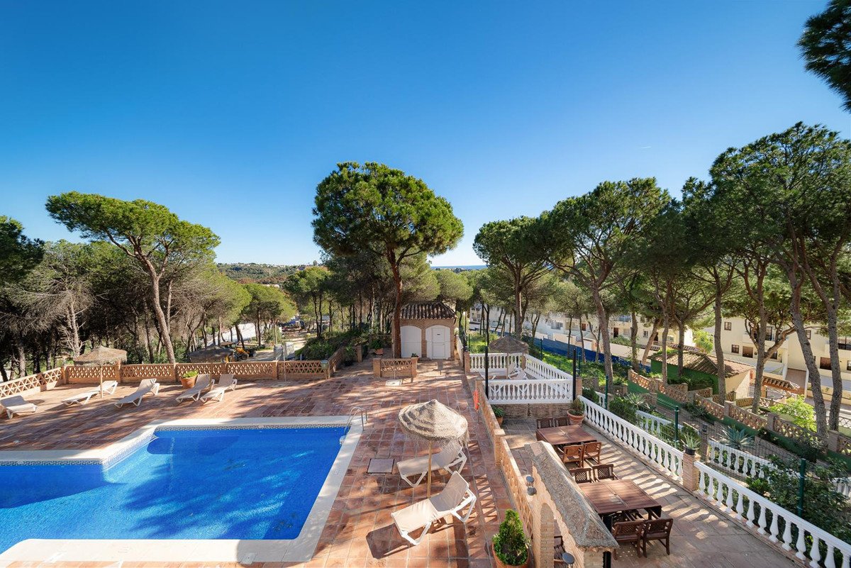 2 Bed Middle Floor Apartment in Nueva Andalucía