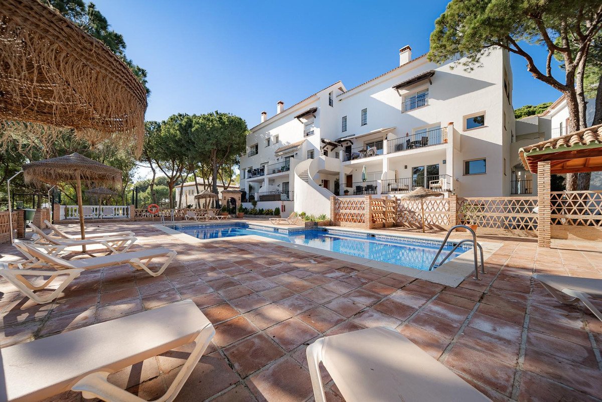 2 Bed Middle Floor Apartment in Nueva Andalucía