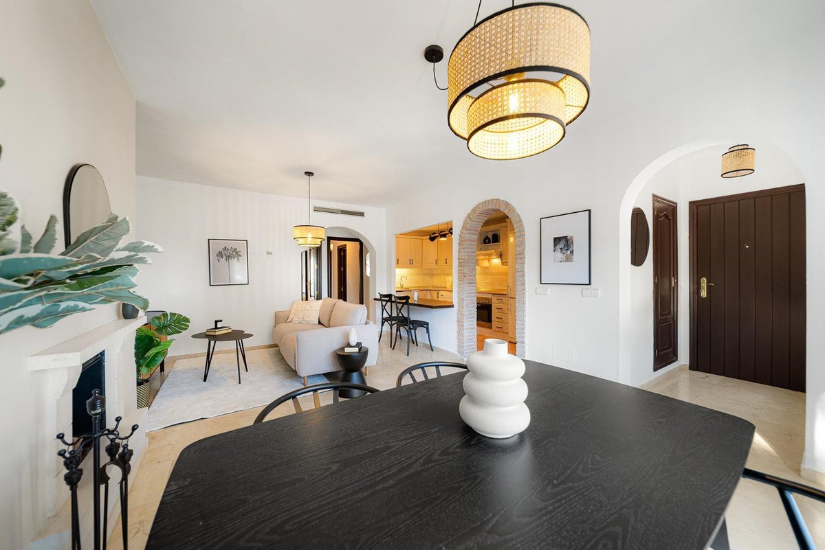 2 Bed Middle Floor Apartment in Nueva Andalucía