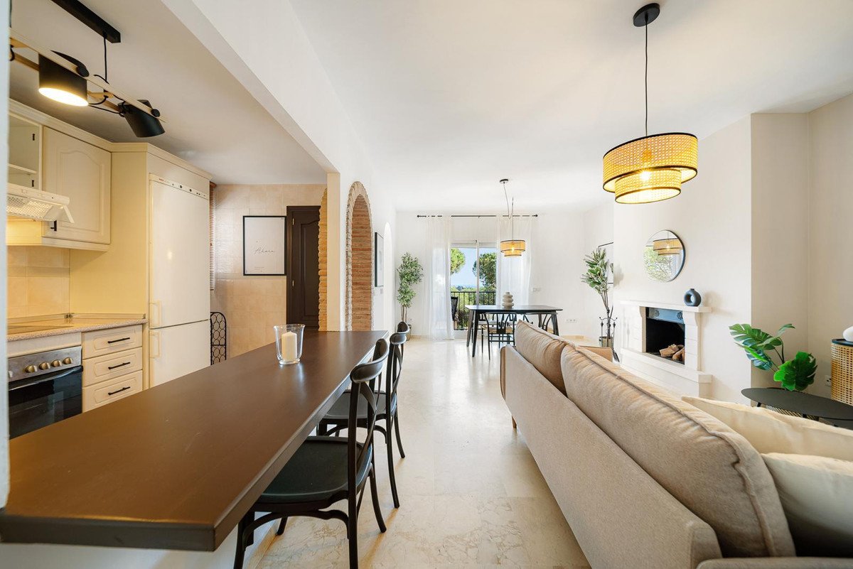 2 Bed Middle Floor Apartment in Nueva Andalucía