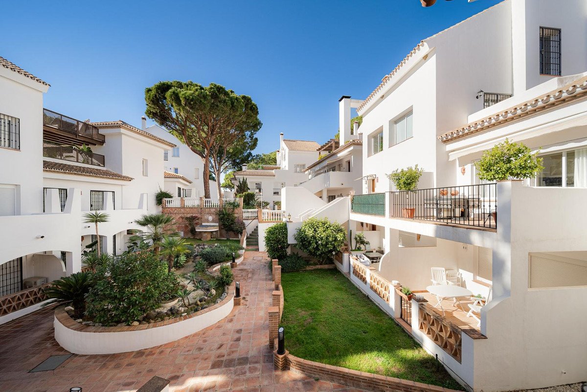 2 Bed Middle Floor Apartment in Nueva Andalucía