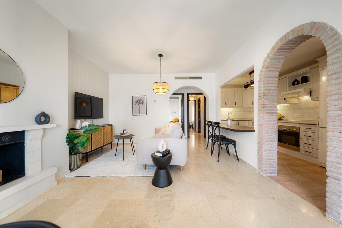 2 Bed Middle Floor Apartment in Nueva Andalucía