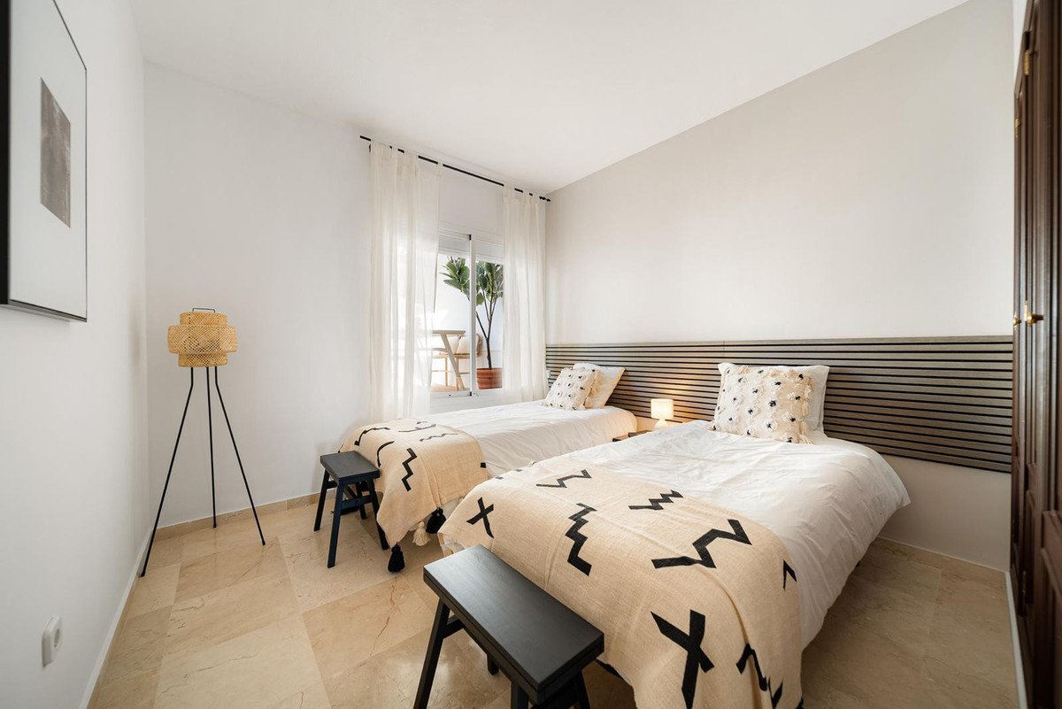 2 Bed Middle Floor Apartment in Nueva Andalucía