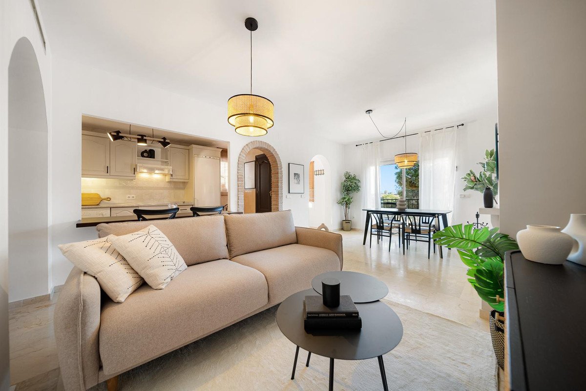 2 Bed Middle Floor Apartment in Nueva Andalucía