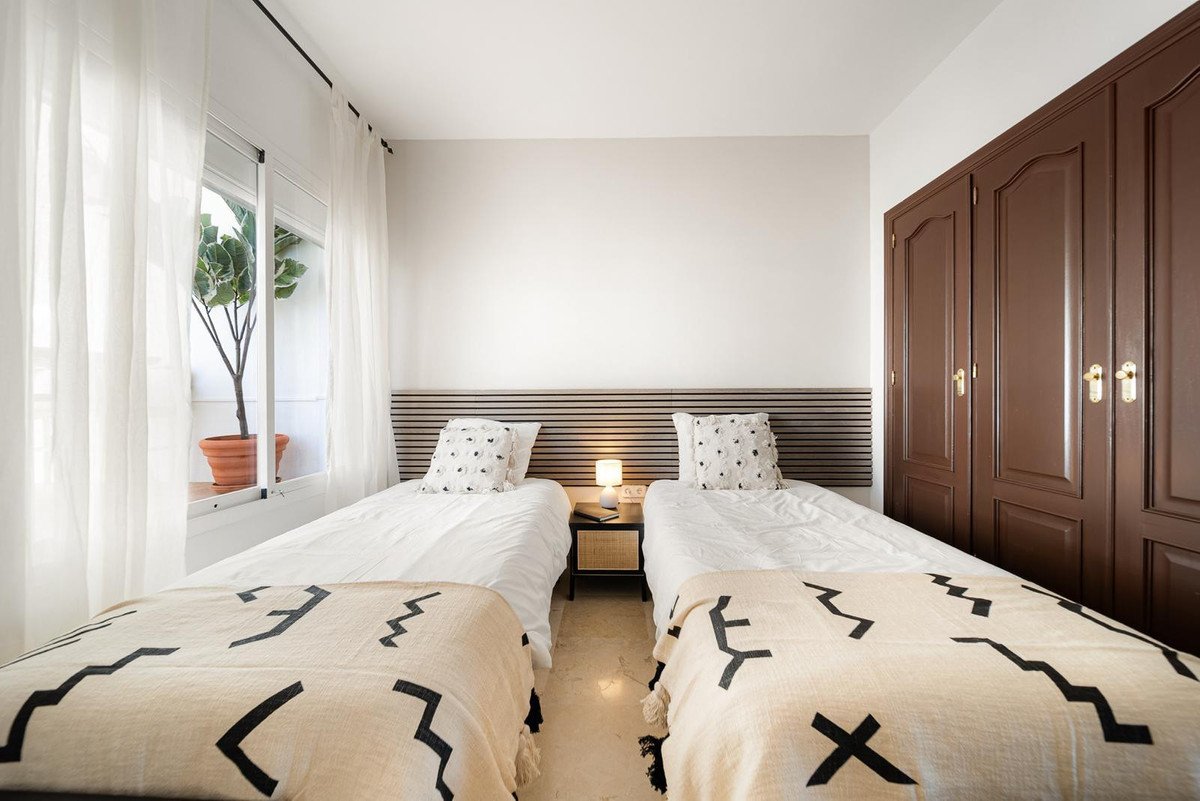 2 Bed Middle Floor Apartment in Nueva Andalucía