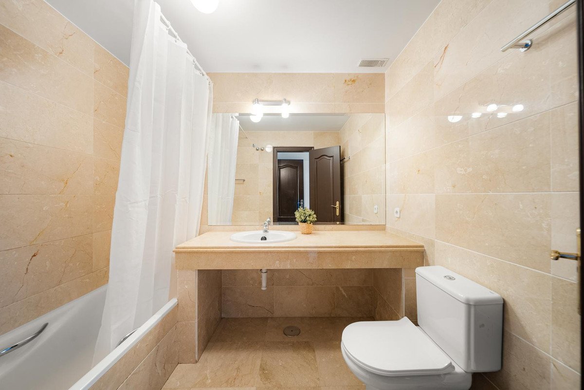 2 Bed Middle Floor Apartment in Nueva Andalucía