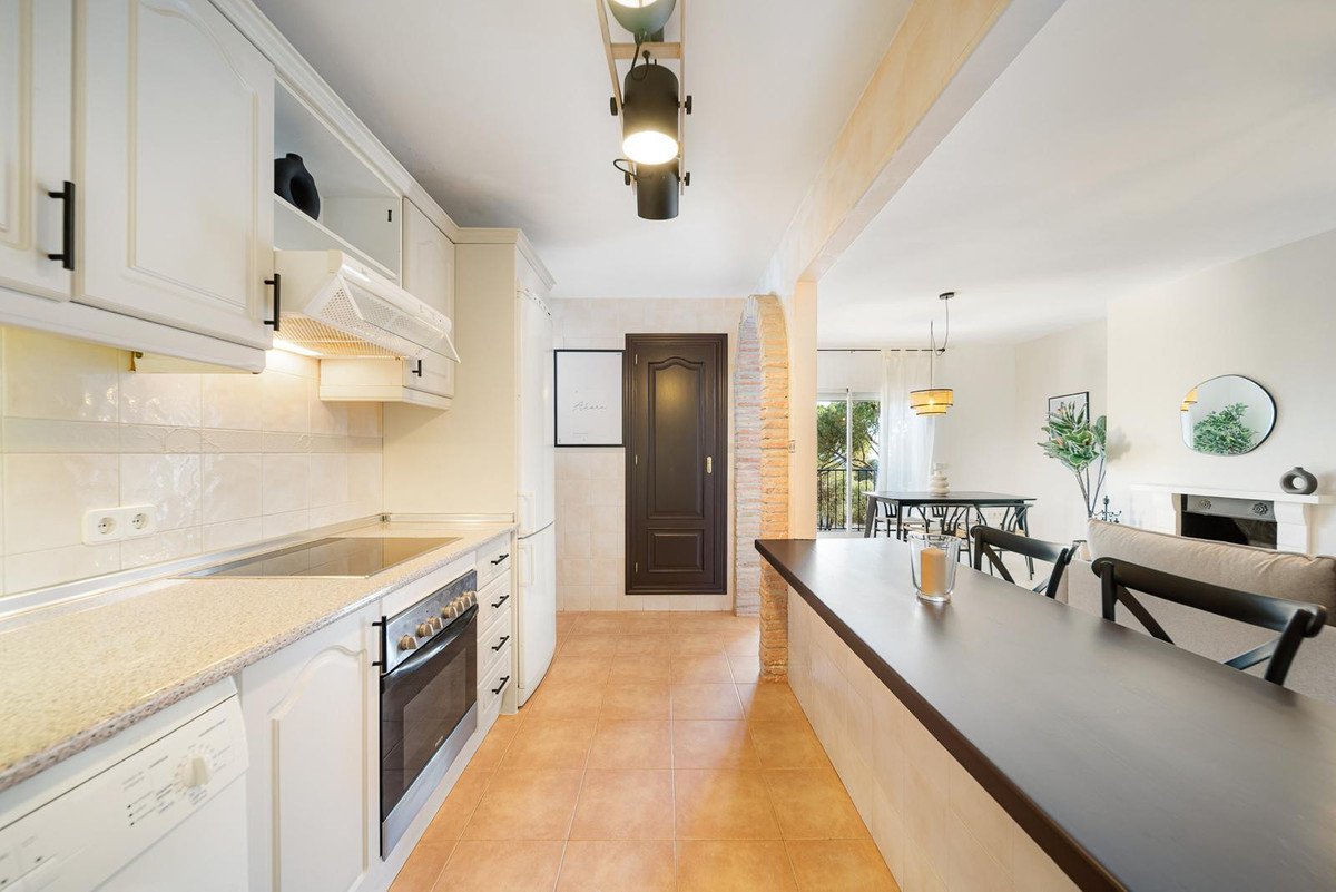 2 Bed Middle Floor Apartment in Nueva Andalucía