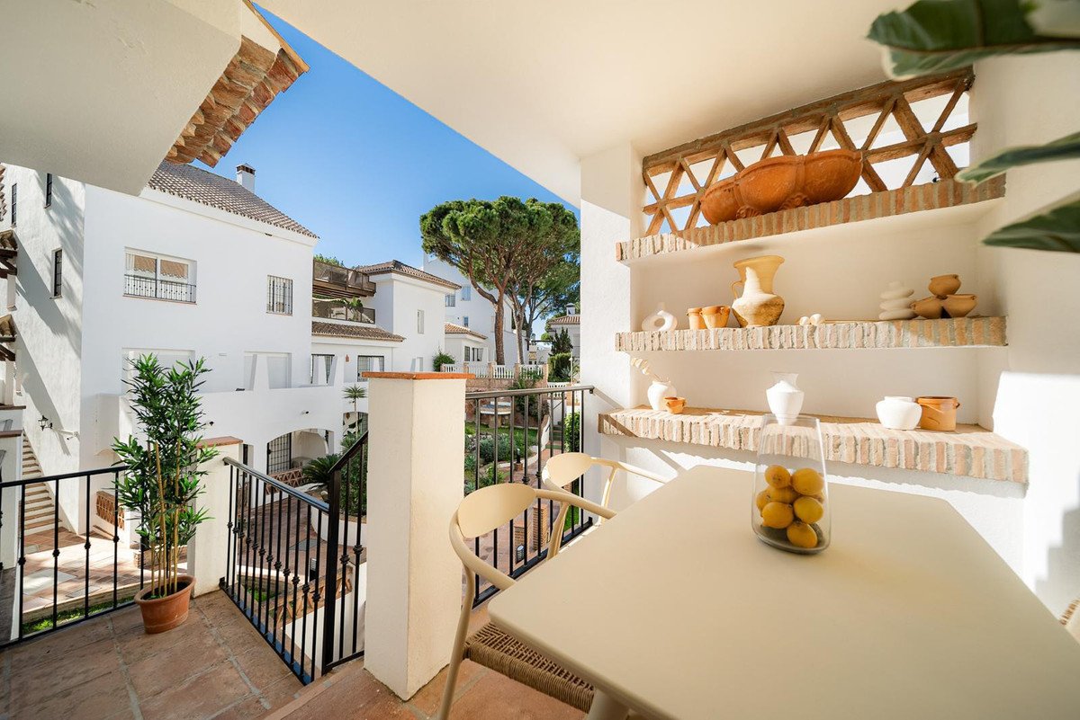 2 Bed Middle Floor Apartment in Nueva Andalucía