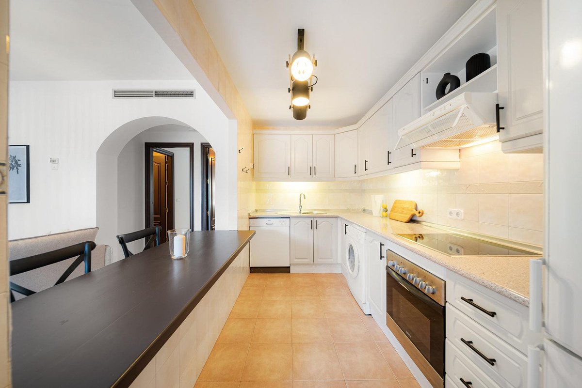 2 Bed Middle Floor Apartment in Nueva Andalucía
