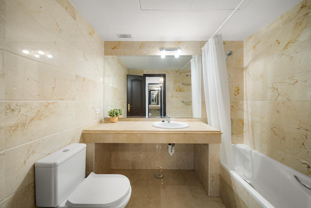 2 Bed Middle Floor Apartment in Nueva Andalucía