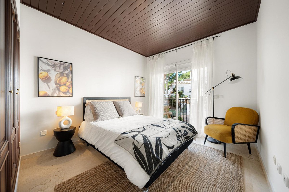 2 Bed Middle Floor Apartment in Nueva Andalucía
