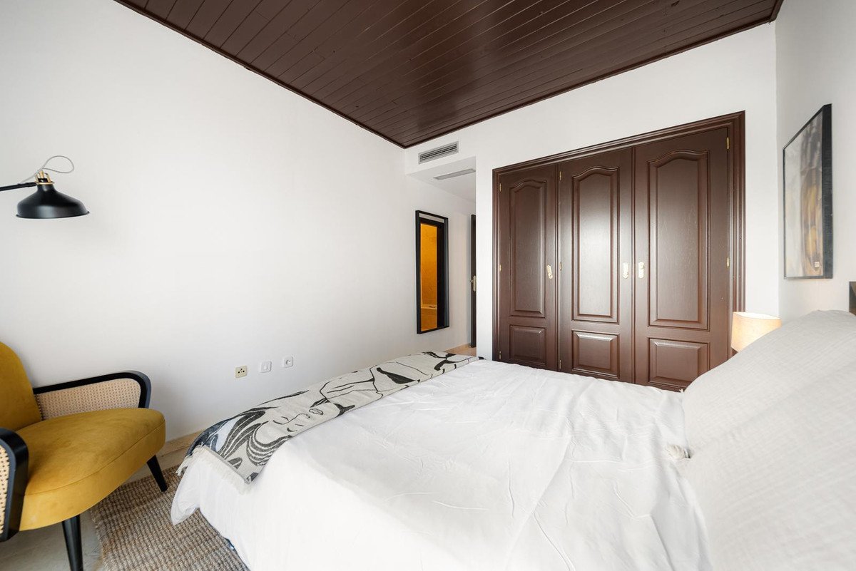 2 Bed Middle Floor Apartment in Nueva Andalucía