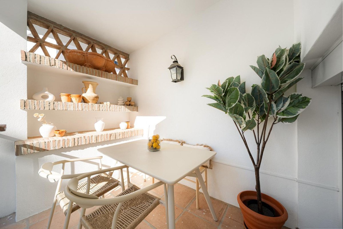 2 Bed Middle Floor Apartment in Nueva Andalucía