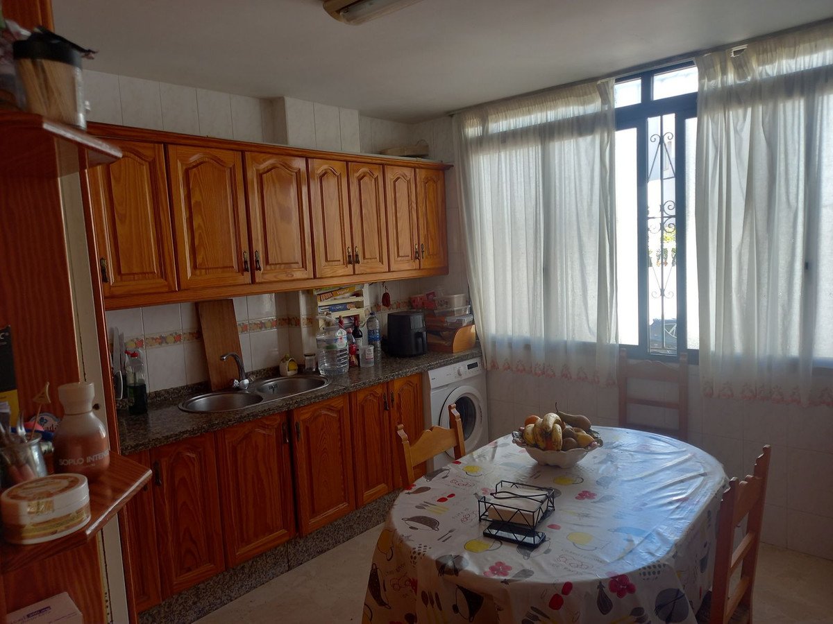 4 Bed Semi-Detached House in Estepona