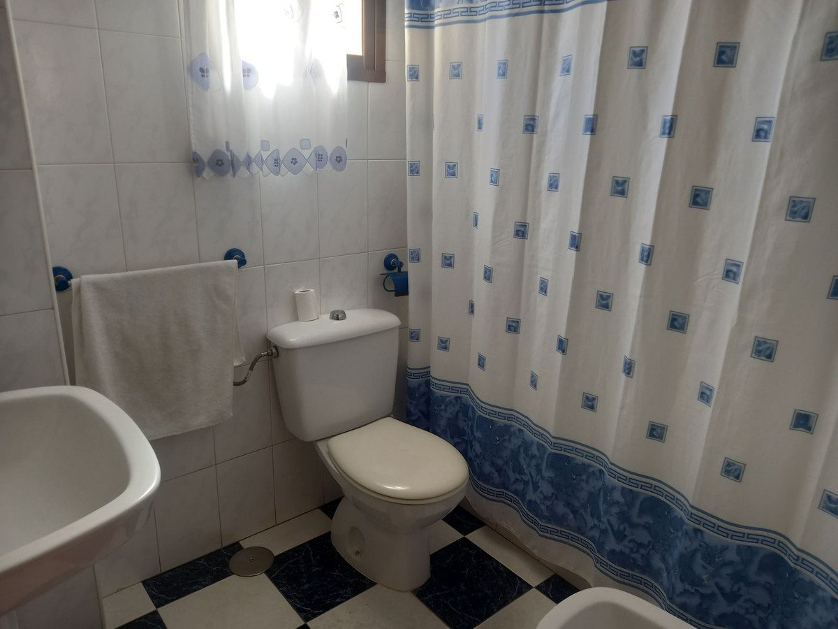 4 Bed Semi-Detached House in Estepona