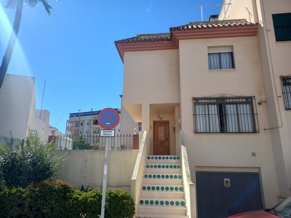 4 Bed Semi-Detached House in Estepona