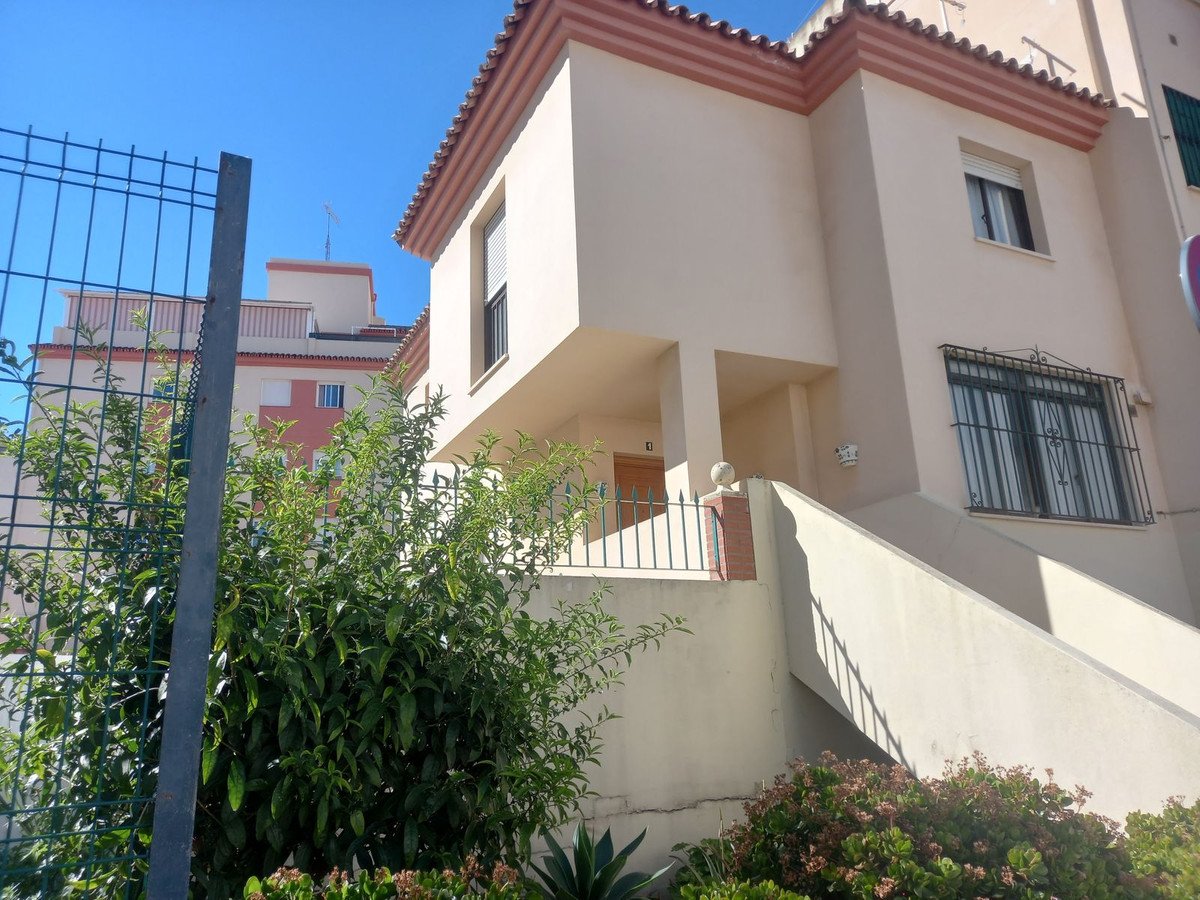 4 Bed Semi-Detached House in Estepona