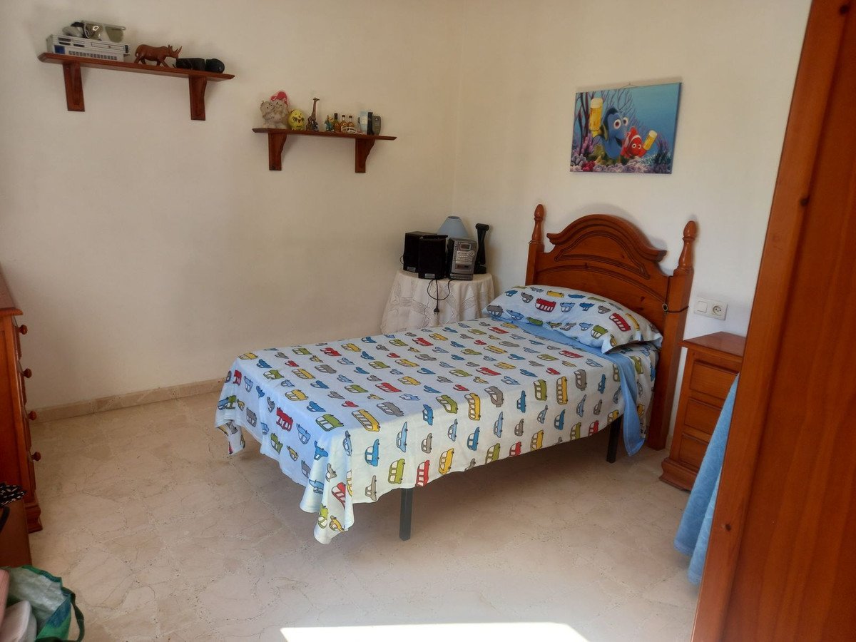 4 Bed Semi-Detached House in Estepona