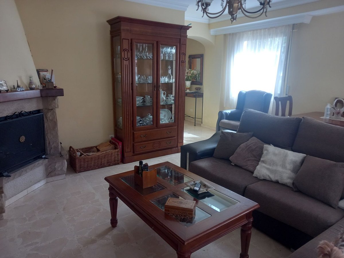 4 Bed Semi-Detached House in Estepona