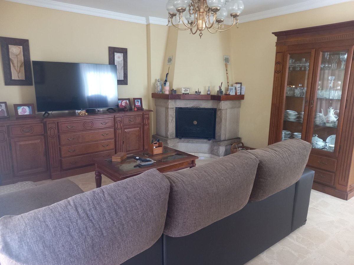 4 Bed Semi-Detached House in Estepona