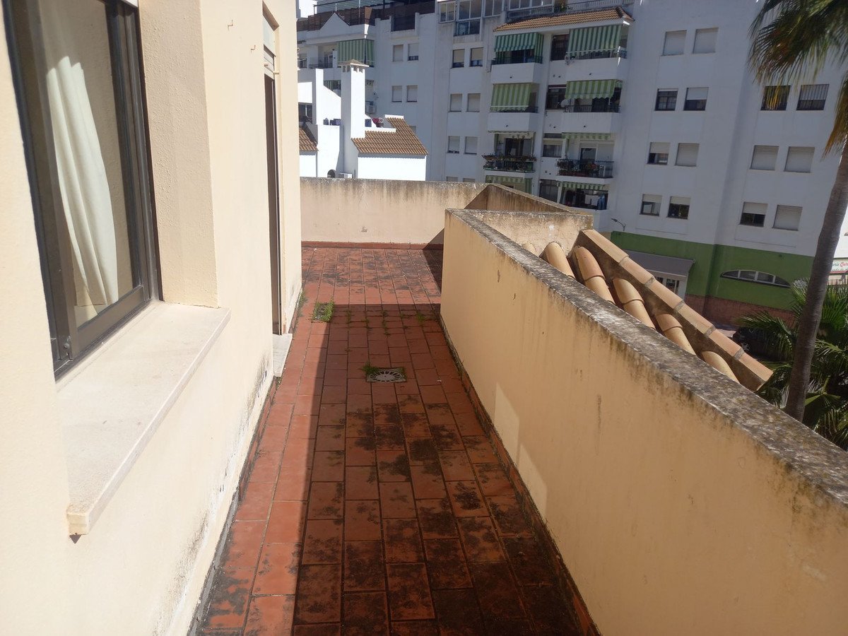 4 Bed Semi-Detached House in Estepona