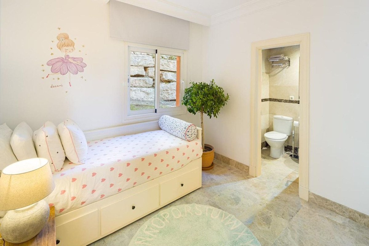 4 Bed Ground Floor Apartment in Nueva Andalucía