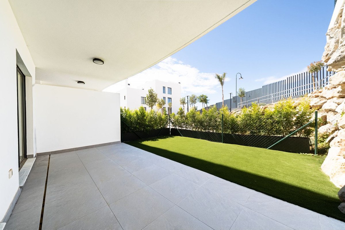 2 Bed Ground Floor Apartment in El Chaparral
