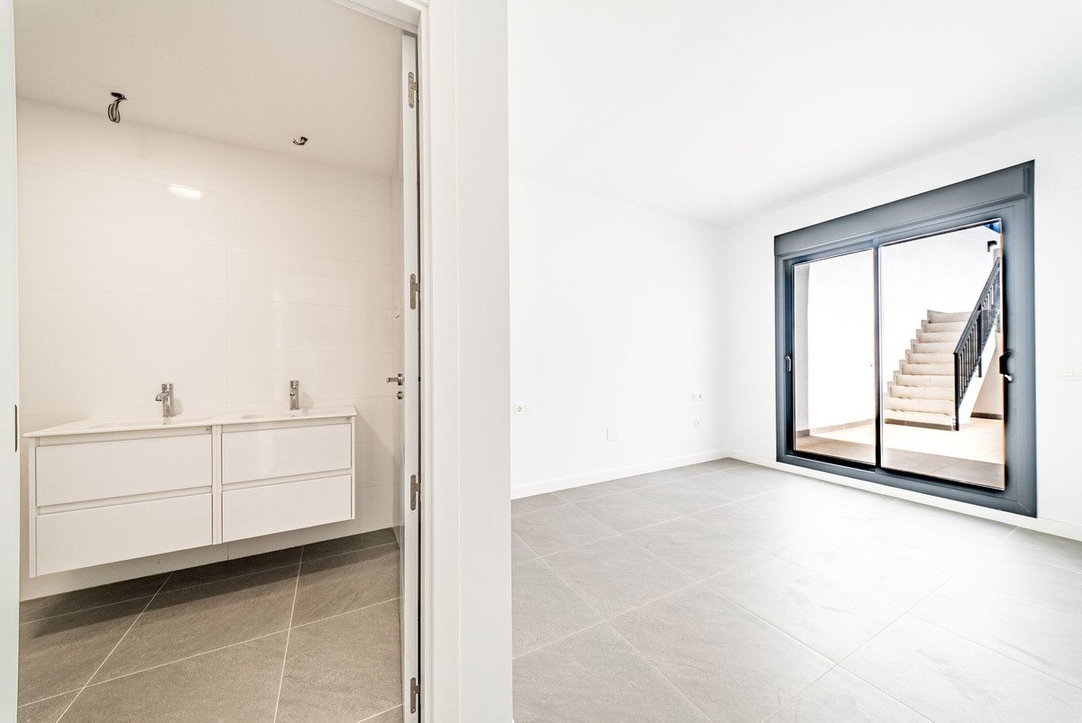 2 Bed Ground Floor Apartment in El Chaparral