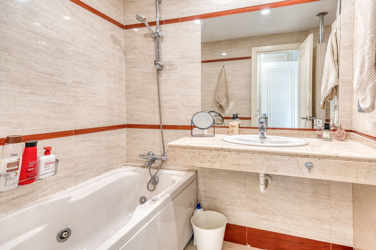 2 Bed Middle Floor Apartment in Benalmadena