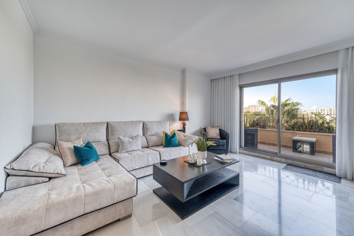 2 Bed Middle Floor Apartment in Benalmadena
