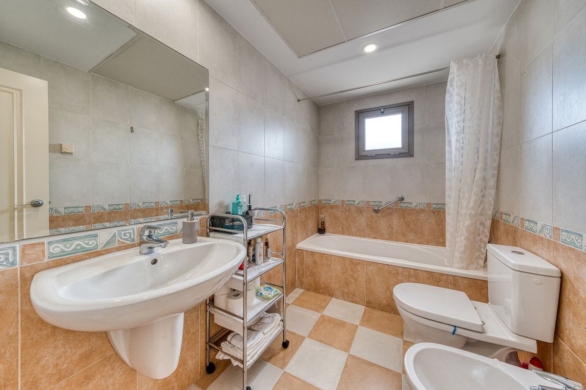 2 Bed Middle Floor Apartment in Benalmadena