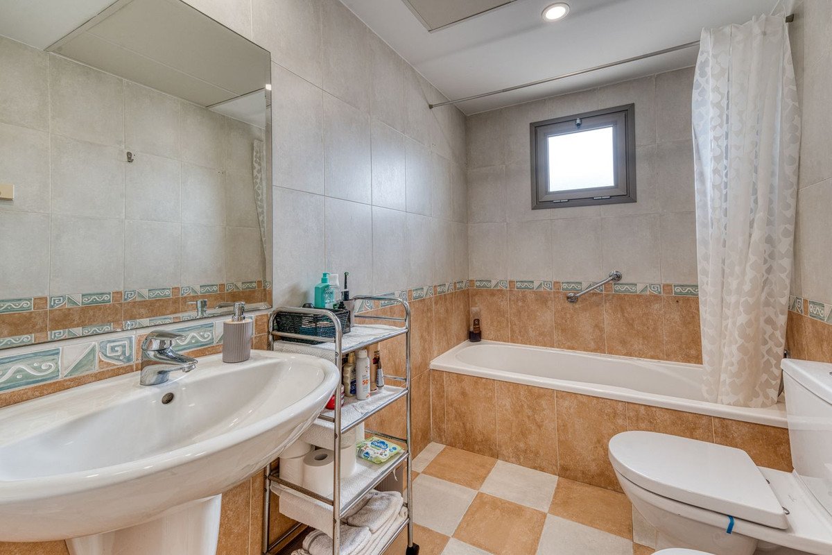 2 Bed Middle Floor Apartment in Benalmadena