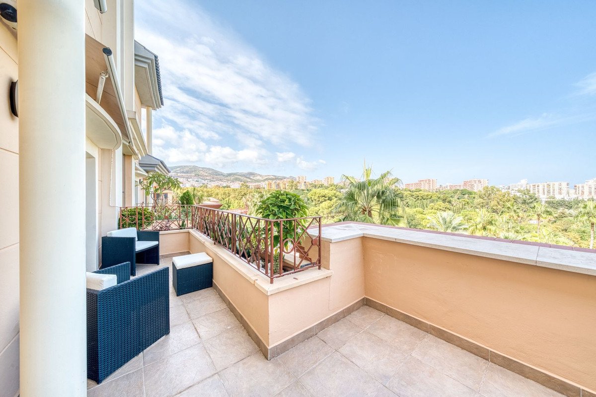 2 Bed Middle Floor Apartment in Benalmadena