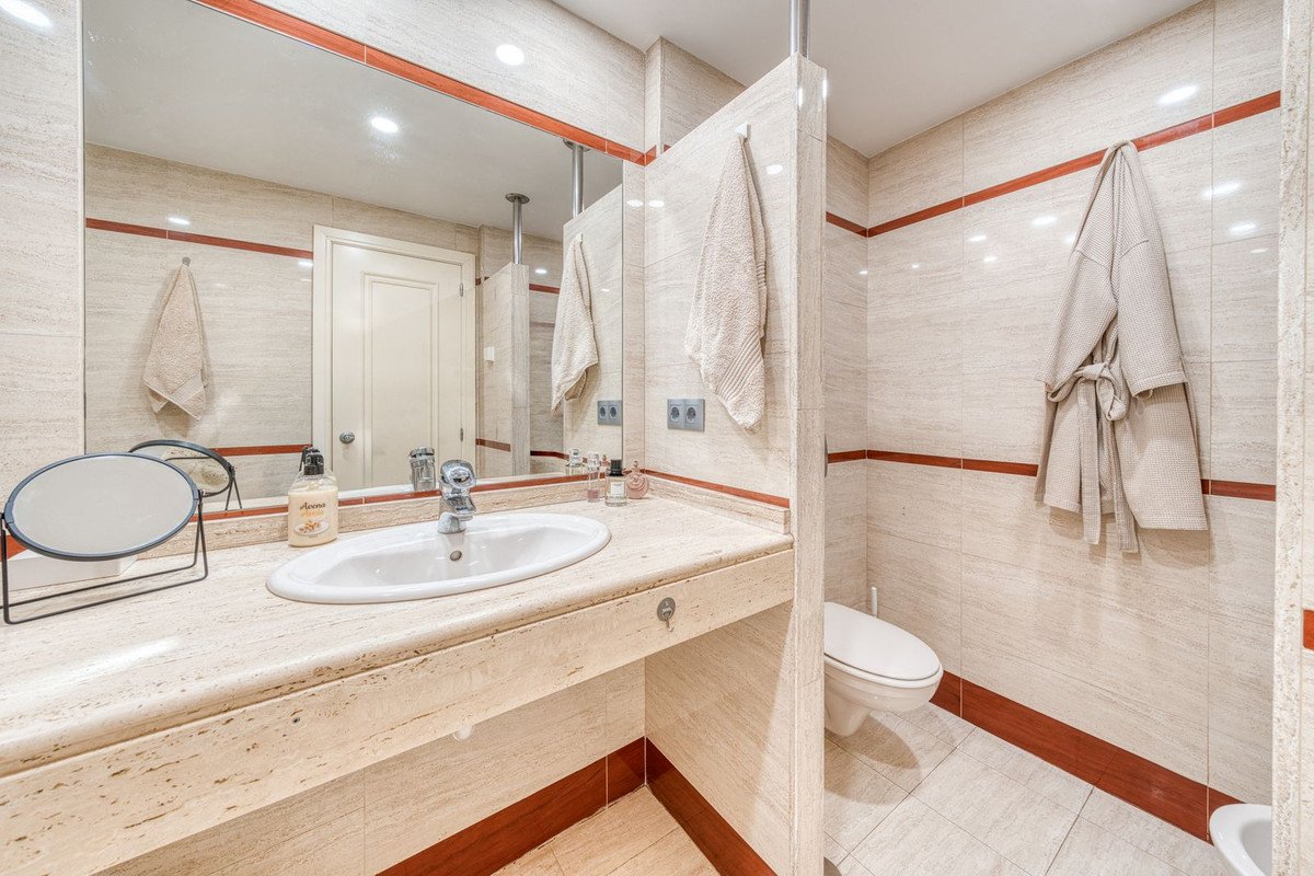 2 Bed Middle Floor Apartment in Benalmadena