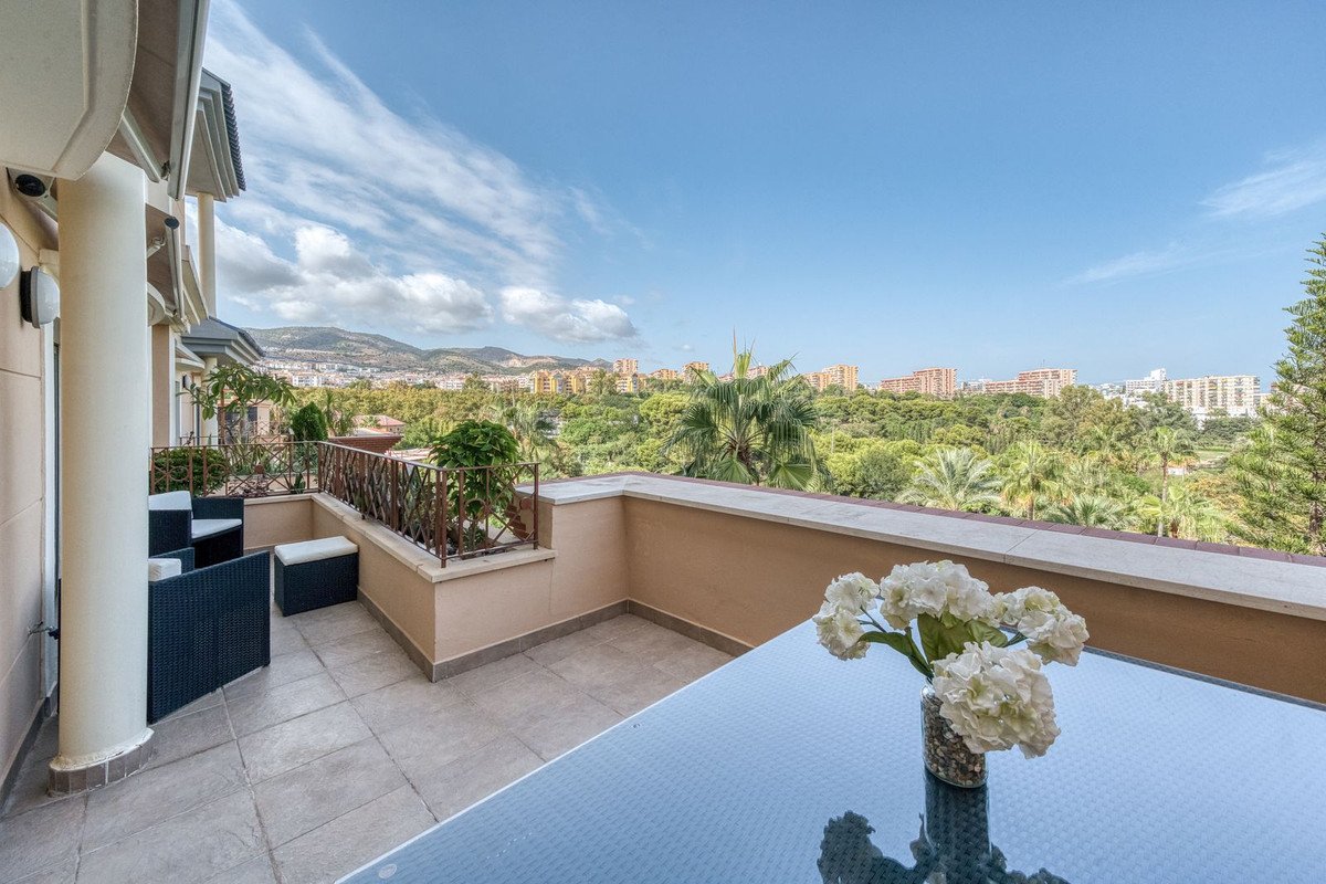 2 Bed Middle Floor Apartment in Benalmadena