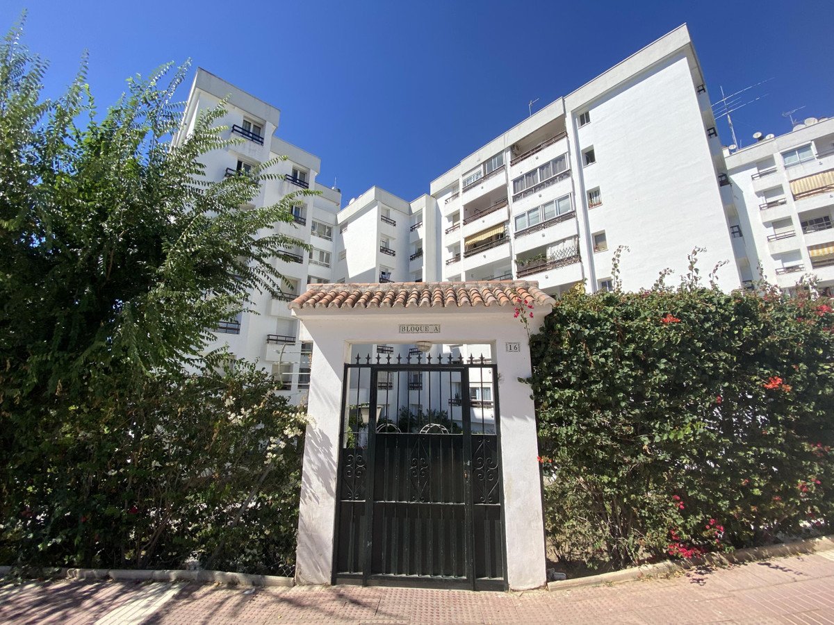 2 Bed Middle Floor Apartment in Nueva Andalucía