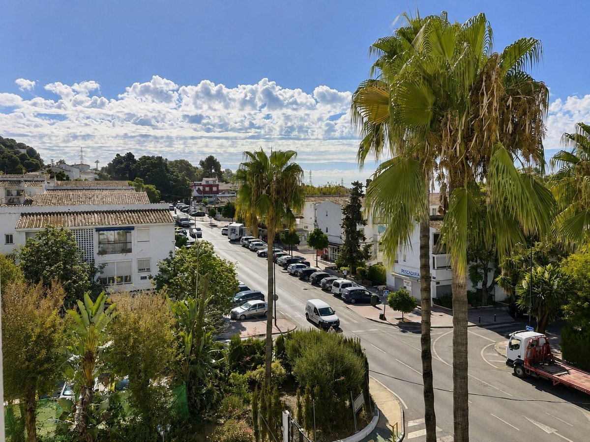 2 Bed Middle Floor Apartment in Nueva Andalucía
