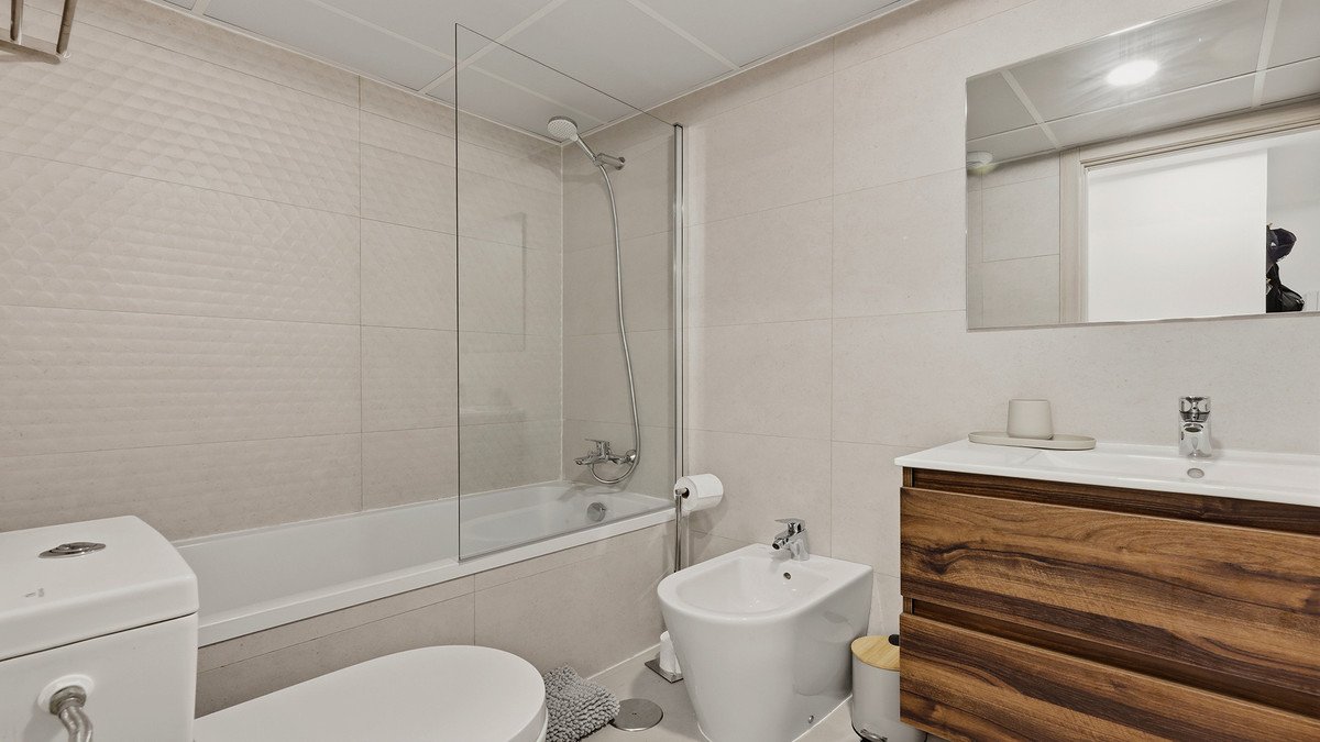 2 Bed Middle Floor Apartment in Manilva