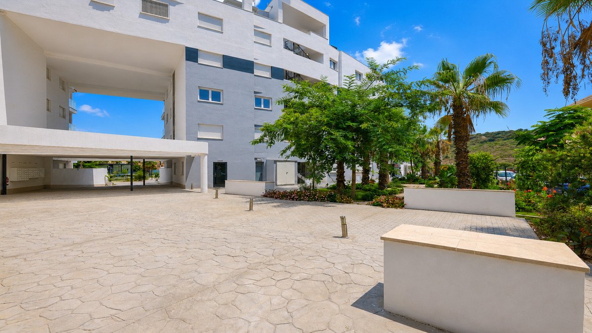 2 Bed Middle Floor Apartment in Manilva