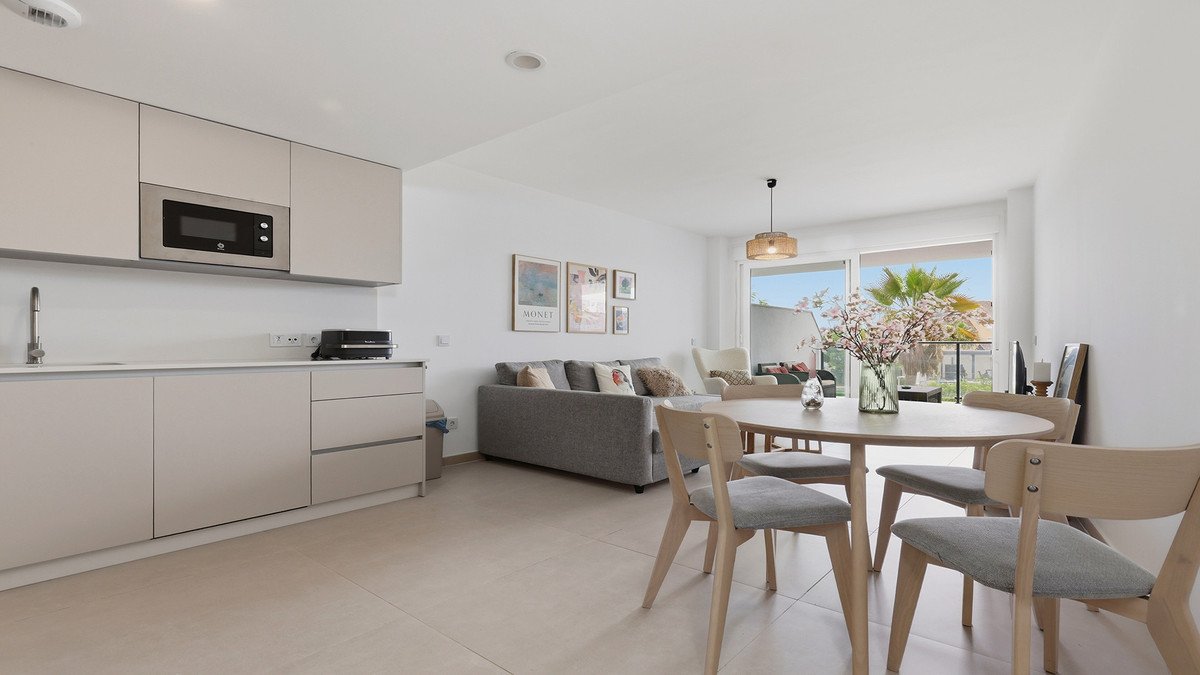 2 Bed Middle Floor Apartment in Manilva