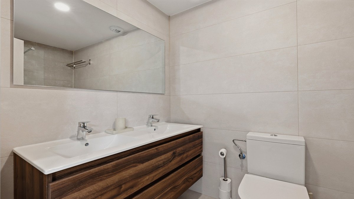 2 Bed Middle Floor Apartment in Manilva