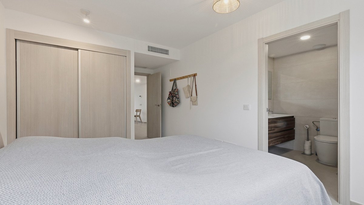 2 Bed Middle Floor Apartment in Manilva
