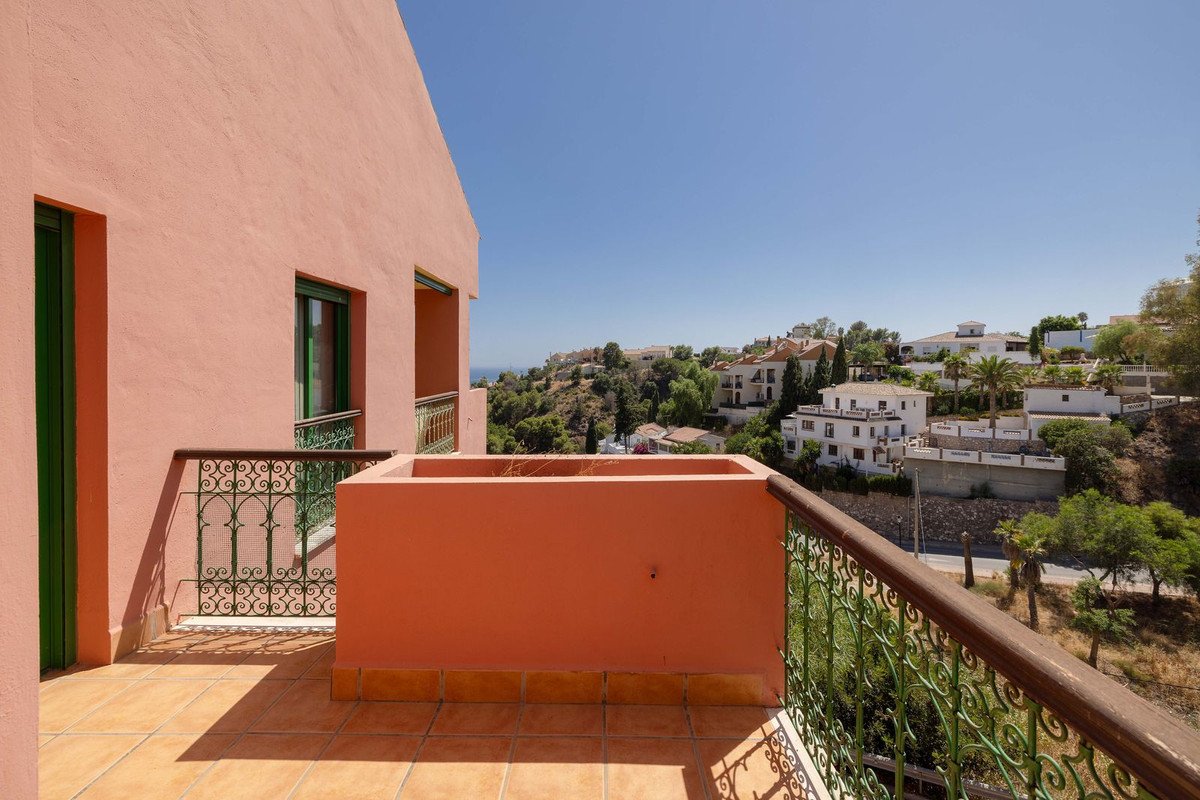 4 Bed Top Floor Apartment in Fuengirola