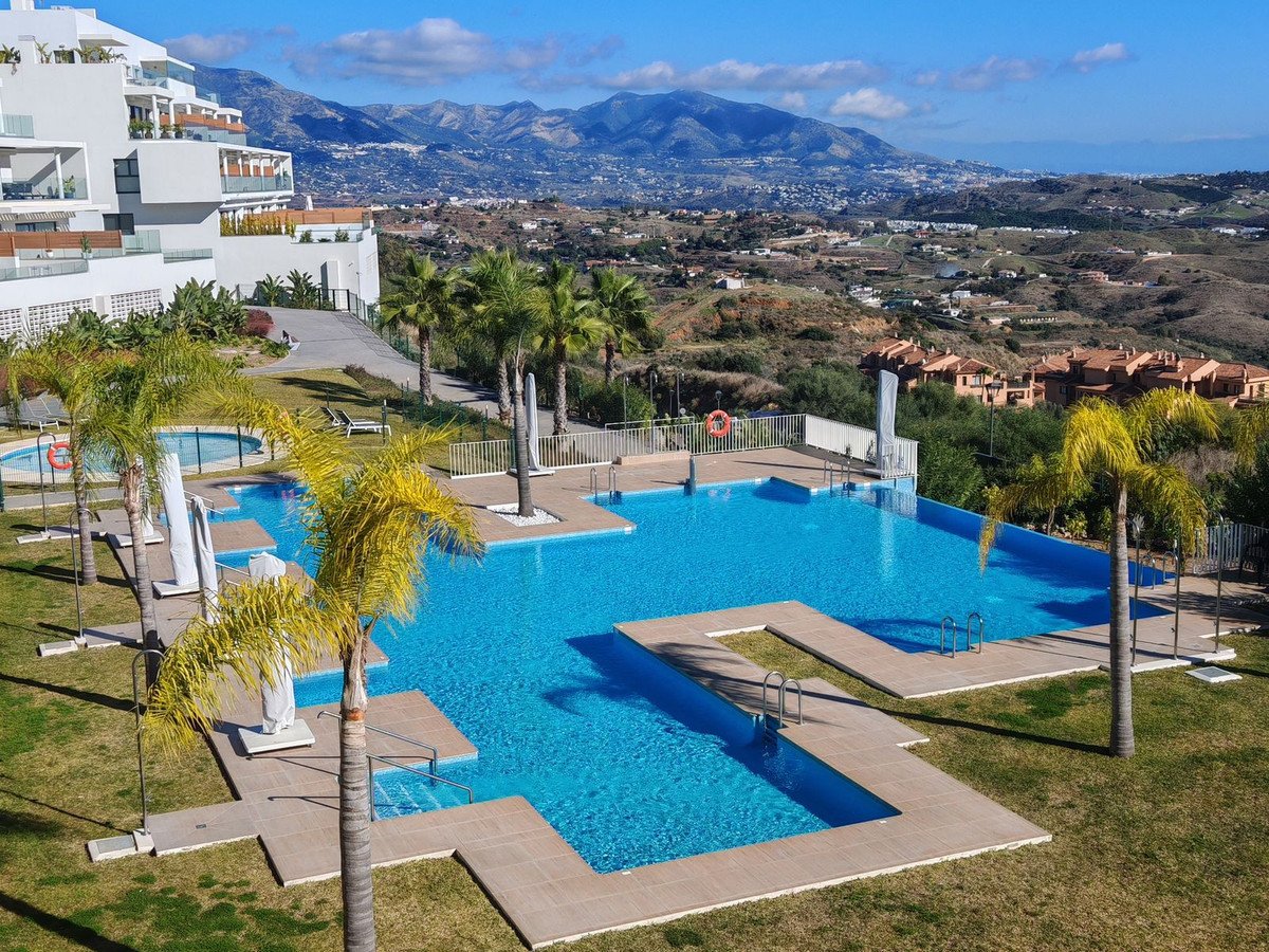 2 Bed Middle Floor Apartment in Calanova Golf