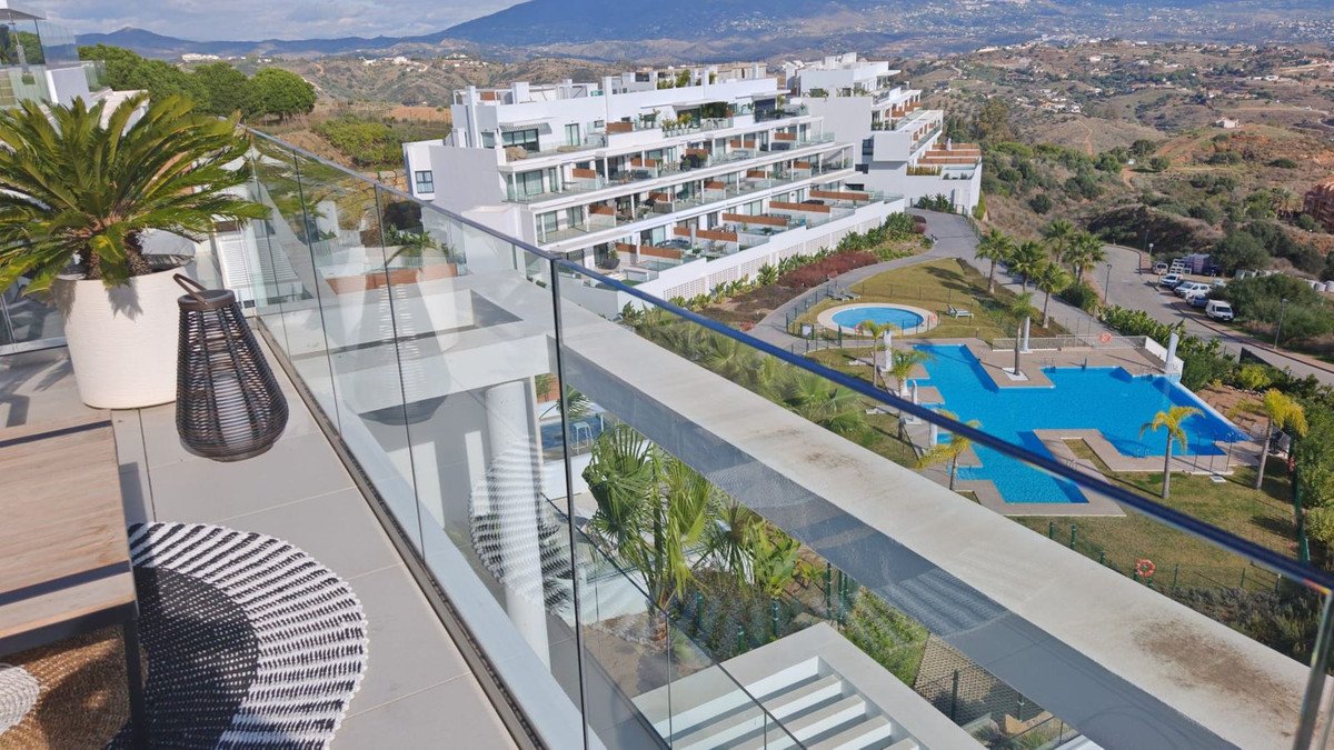 2 Bed Middle Floor Apartment in Calanova Golf