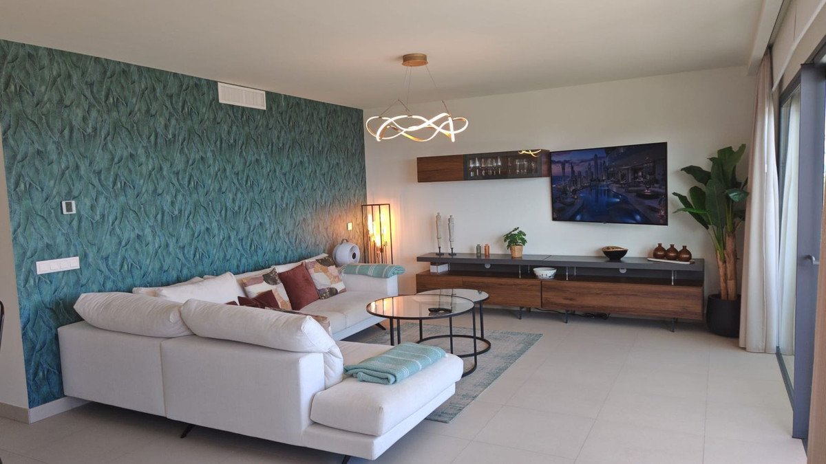 2 Bed Middle Floor Apartment in Calanova Golf