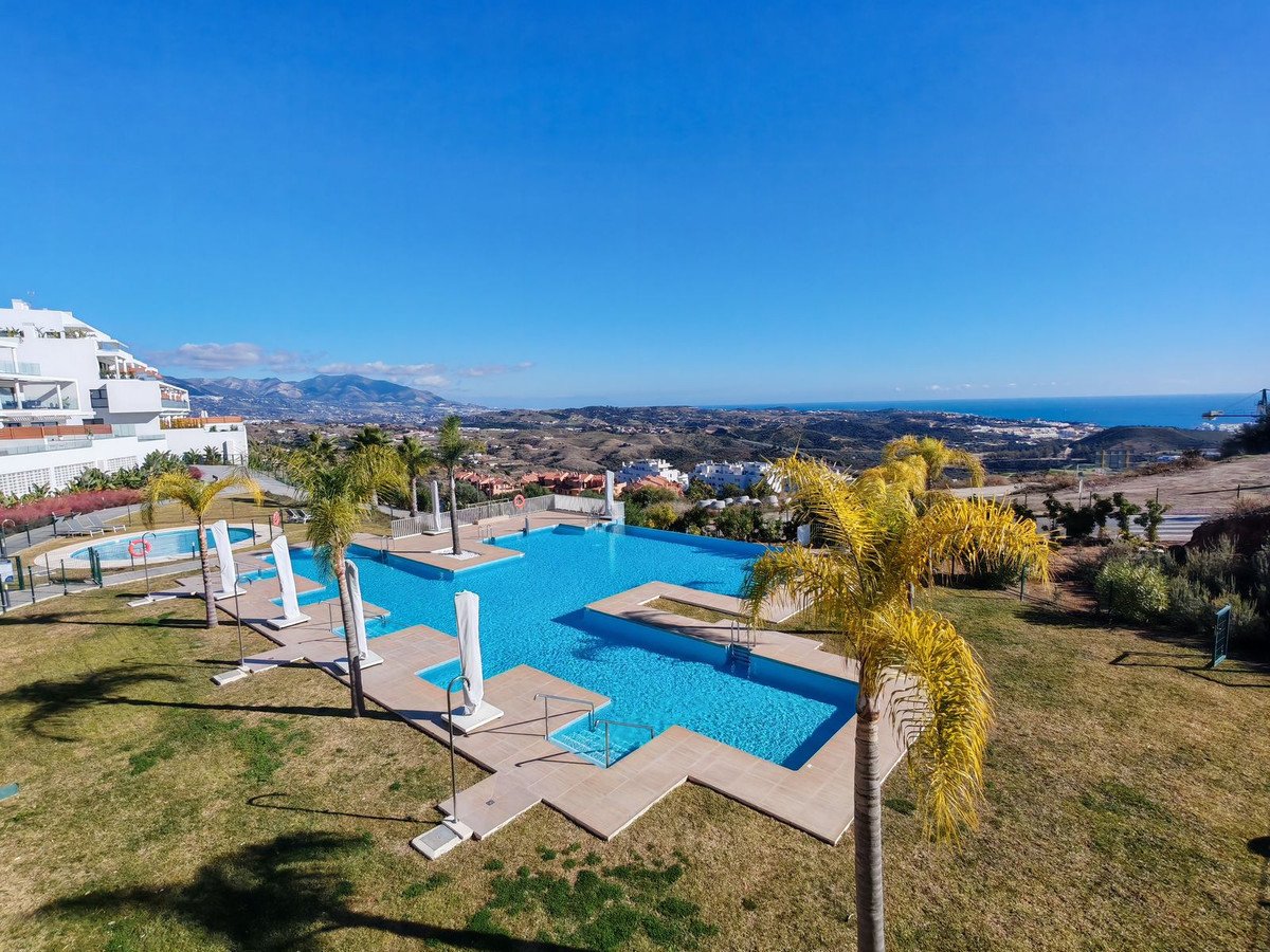 2 Bed Middle Floor Apartment in Calanova Golf